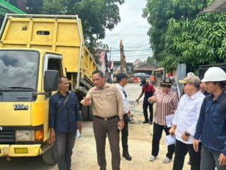 Seno Aji Tinjau Pembangunan Drainase di Loa Ipuh